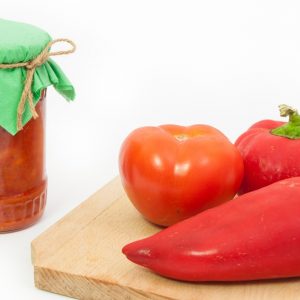 De ce să întorci borcanele după ce pui zacusca. Trucul care îți salvează conservele