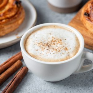 De ce e bine să pui scorţişoară în cafea? Ce efect are